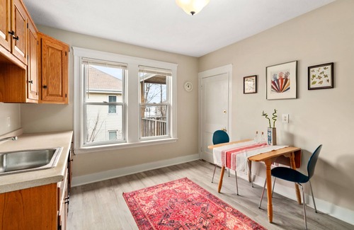 Metropolitan Hill - Beech Street Condominio | 6 Room: 2+ Bedroom: Sunny Quintessential Boston