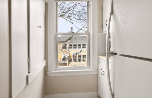 Metropolitan Hill - Beech Street Condominio | 6 Room: 2+ Bedroom: Sunny Quintessential Boston