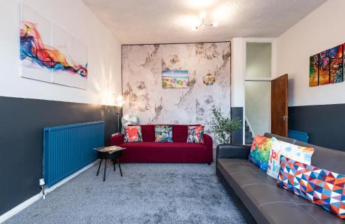 Hull Casa | 6 Roomy Bedrooms Favour Spacious Inn - Sleeps 13 Hull Central Location