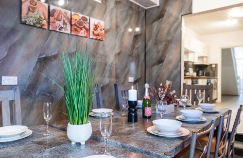 Hull Casa | 6 Roomy Bedrooms Favour Spacious Inn - Sleeps 13 Hull Central Location
