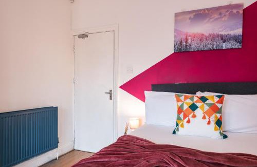 Hull Casa | 6 Roomy Bedrooms Favour Spacious Inn - Sleeps 13 Hull Central Location