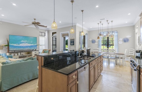 Villa Lago Casa | 6 Seat Golf Cart ~ Pet Friendly ~ Golf Course View ~ Community Pool
