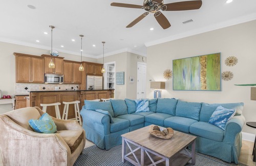 Villa Lago Casa | 6 Seat Golf Cart ~ Pet Friendly ~ Golf Course View ~ Community Pool