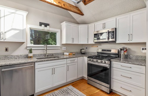 Portsmouth Casa | 603 Sunny Charmer|Walk to town|5 beds|1.5 bath (dog considered)
