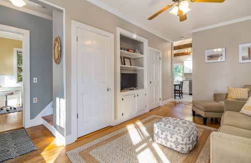 Portsmouth Casa | 603 Sunny Charmer|Walk to town|5 beds|1.5 bath (dog considered)