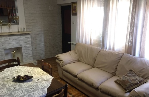 Zemun Casa | 60Sq tranquilo, neer centro, patio, Wi-Fi gratis, Aparcamiento gratuito x2