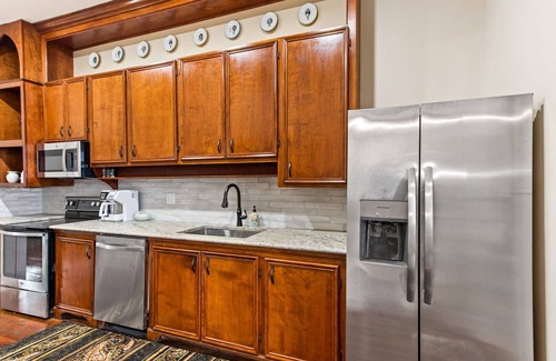 Natchez Condominio | 610 Franklin: Upstairs | 1/1 - Sleeps 4 | Walk to Downtown