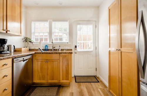 Capitola Cabaña | 62 steps to the sand: Historic Capitola Village beach cottage, learn to surf!