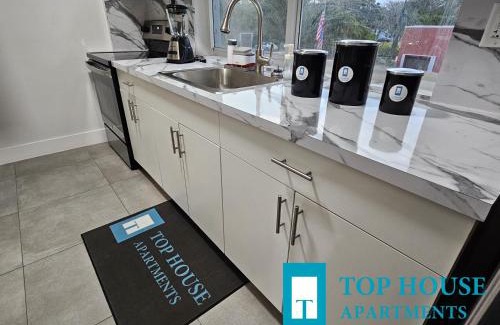 Miami Springs Apartamento | 645 Airport Top House Apartments