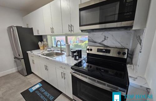 Miami Springs Apartamento | 645 Airport Top House Apartments