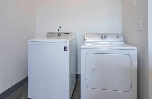 Rolling Mill Hill Apartamento | NEW!! "The Ella": Downtown Luxury Condo 1BR/1BA