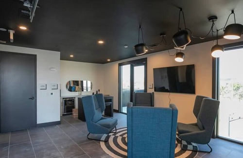 Rolling Mill Hill Apartamento | NEW!! "The Ella": Downtown Luxury Condo 1BR/1BA