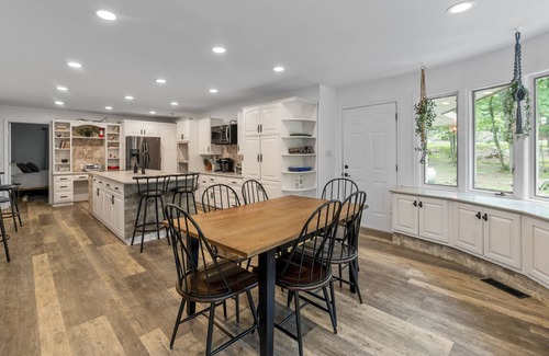 Cresco Casa | 6500 sqft★9BR!★Gorgeous Modern Ranch★Serene Backyard/Deck★Huge Game Room★PETS!