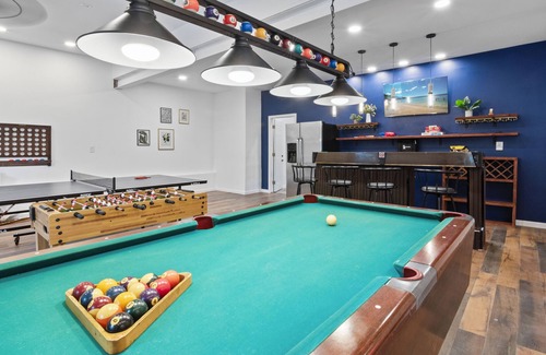 Cresco Casa | 6500 sqft★9BR!★Gorgeous Modern Ranch★Serene Backyard/Deck★Huge Game Room★PETS!