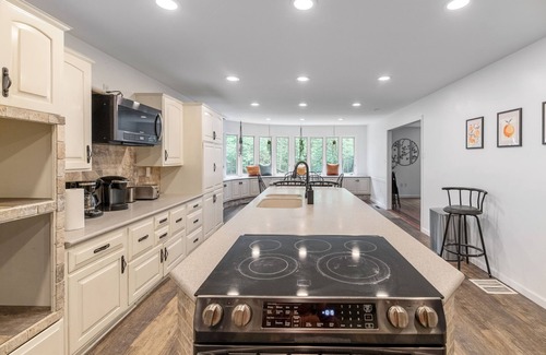 Cresco Casa | 6500 sqft★9BR!★Gorgeous Modern Ranch★Serene Backyard/Deck★Huge Game Room★PETS!