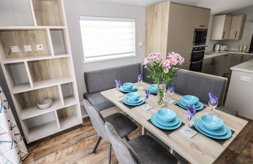 Pendine Cabaña | 69 THE PADDOCKS, pet friendly, country holiday cottage in Pendine