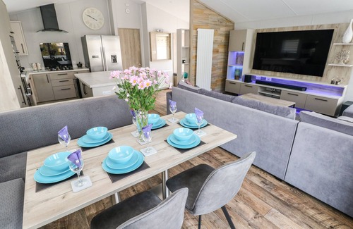 Pendine Cabaña | 69 THE PADDOCKS, pet friendly, country holiday cottage in Pendine
