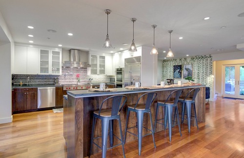 San Anselmo Casa | 6BD/3.5BA Hilltop Haven -> Hot Tub+Billiards+Views!