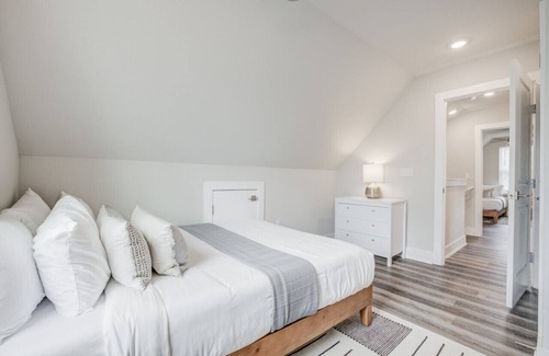 North University Casa | 6BDRM Hyde Park home near guad