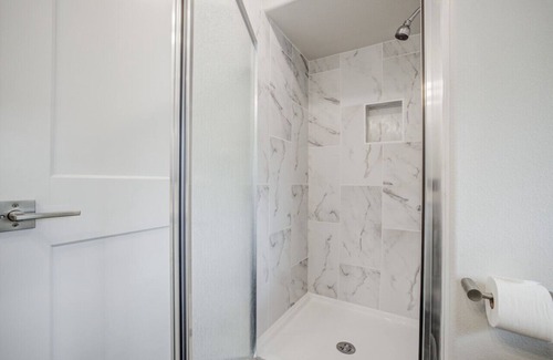 North University Casa | 6BDRM Hyde Park home near guad