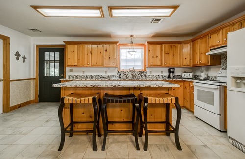 Kingston Casa | 6bdrm Walk to Beach or Marina! Swim, Fish, Launch!