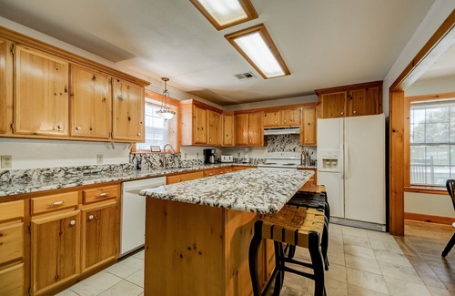 Kingston Casa | 6bdrm Walk to Beach or Marina! Swim, Fish, Launch!
