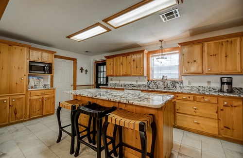 Kingston Casa | 6bdrm Walk to Beach or Marina! Swim, Fish, Launch!