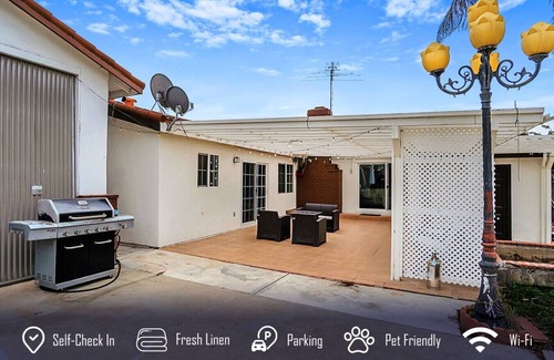 Sherwood Forest and Thistle Development Casa | 6BR 3BA Home near Disneyland