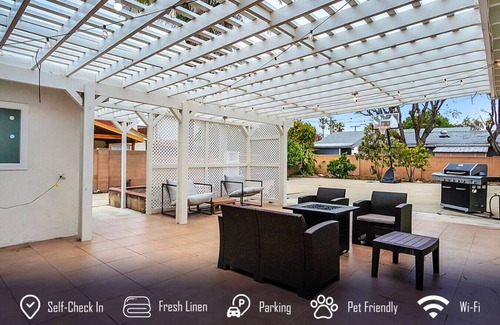 Sherwood Forest and Thistle Development Casa | 6BR 3BA Home near Disneyland