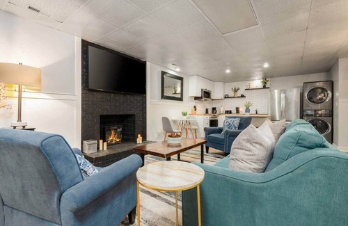 Durham Casa | Charming 6 bedroom home in Durham for your perfect getaway. 10 Min Walk to Duke.
