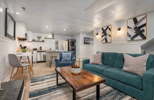 Durham Casa | Charming 6 bedroom home in Durham for your perfect getaway. 10 Min Walk to Duke.