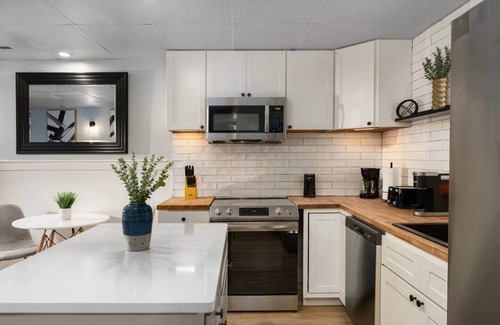 Durham Casa | Charming 6 bedroom home in Durham for your perfect getaway. 10 Min Walk to Duke.
