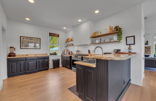Leicester Casa | 6BR/4.5BR Retreat: Views, Pool, HotTub, Sauna & Game-room