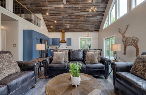 Massanutten Casa | 6BR ¦ 5 King Beds ¦ Bunk Room with 2 Bunks ¦ 8 Bathrooms ¦ Platinum Pool Pass!