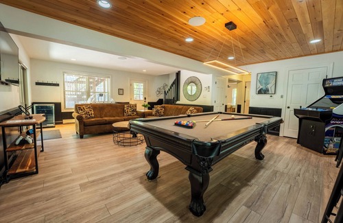 Lake Harmony Estates Casa | Modern 6BR Lake Harmony Chalet w/ Hot Tub, Arcade, Fireplace, Sleeps 17+!