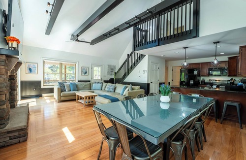 Lake Harmony Estates Casa | Modern 6BR Lake Harmony Chalet w/ Hot Tub, Arcade, Fireplace, Sleeps 17+!