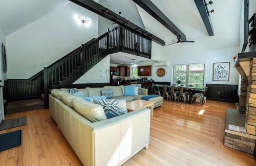 Lake Harmony Estates Casa | Modern 6BR Lake Harmony Chalet w/ Hot Tub, Arcade, Fireplace, Sleeps 17+!