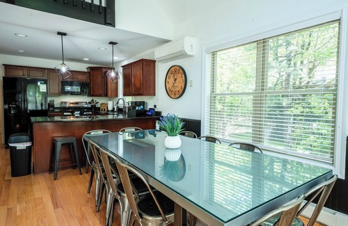 Lake Harmony Estates Casa | Modern 6BR Lake Harmony Chalet w/ Hot Tub, Arcade, Fireplace, Sleeps 17+!