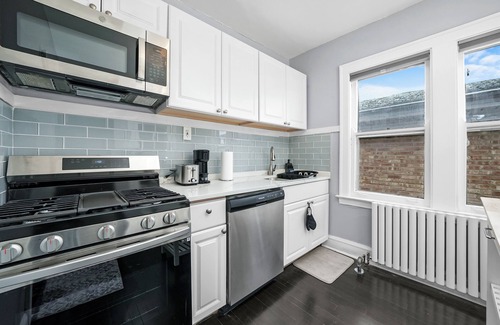 Jefferson Park Casa | 6BR Chicago Gem: Prime, Safe, Family-Friendly Hub