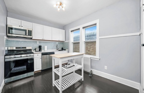 Jefferson Park Casa | 6BR Chicago Gem: Prime, Safe, Family-Friendly Hub