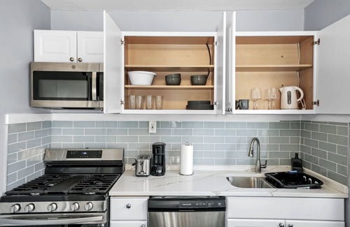 Jefferson Park Casa | 6BR Chicago Gem: Prime, Safe, Family-Friendly Hub