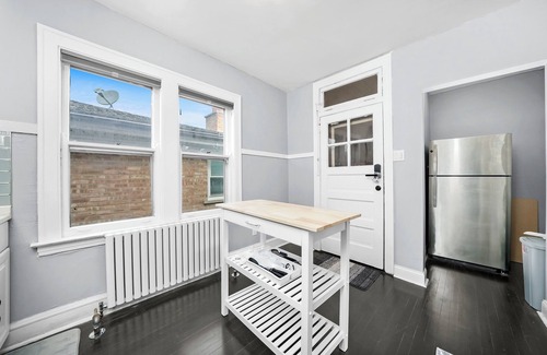Jefferson Park Casa | 6BR Chicago Gem: Prime, Safe, Family-Friendly Hub