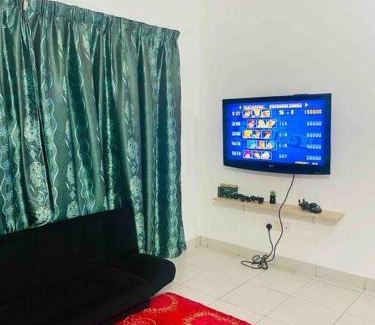 Kampung Paya Casa | 6BR Corner 3-storey House WIFI, Netflix, Aircond