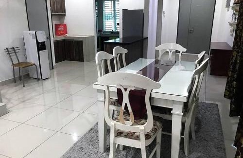 Kampung Paya Casa | 6BR Corner 3-storey House WIFI, Netflix, Aircond