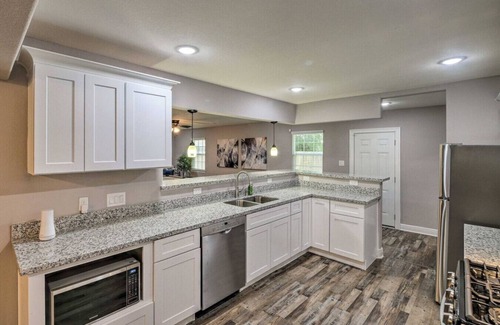 Southeast Houston Casa | 6BR Family-Friendly - Foosball, Pool & Ping-Pong