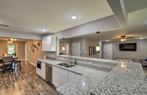 Southeast Houston Casa | 6BR Family-Friendly - Foosball, Pool & Ping-Pong