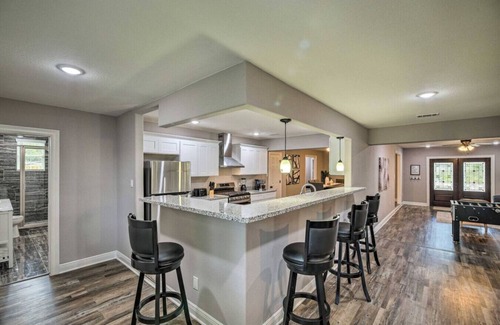 Southeast Houston Casa | 6BR Family-Friendly - Foosball, Pool & Ping-Pong