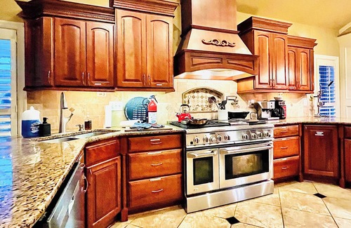 Overland Park Casa | 6BR Gated Home w Pool & Indoor Hot Tub- Chef’s Kitchen- 1.6 Acres Grand Piano
