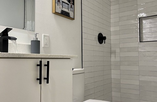 North University Casa | 6Br | Ideal Location to Downtown & UT
