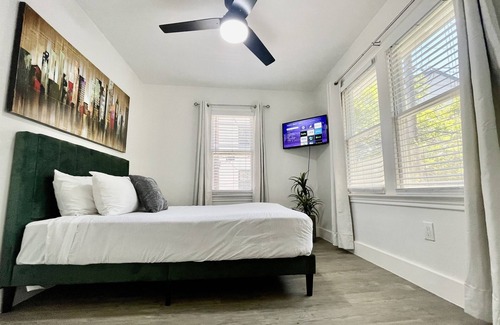 North University Casa | 6Br | Ideal Location to Downtown & UT
